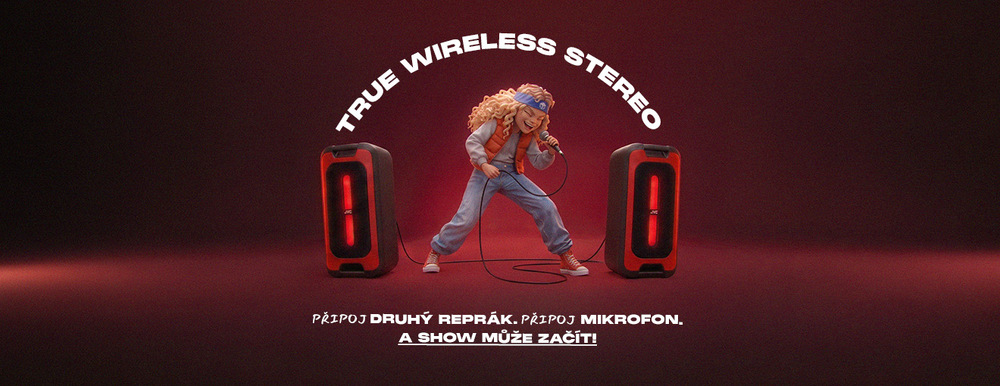 Dva reproduktory JVC spárované přes True Wireless Stereo s červeným LED podsvícením a kreslenou postavou s mikrofonem na červeném pozadí