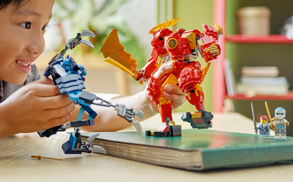 Stavebnice LEGO® NINJAGO® 71808 Kaiův živelný ohnivý robot Pohyblivé končetiny a zlatý meč umožňují ohnivému robotovi zaujmout různé bojové pozice.