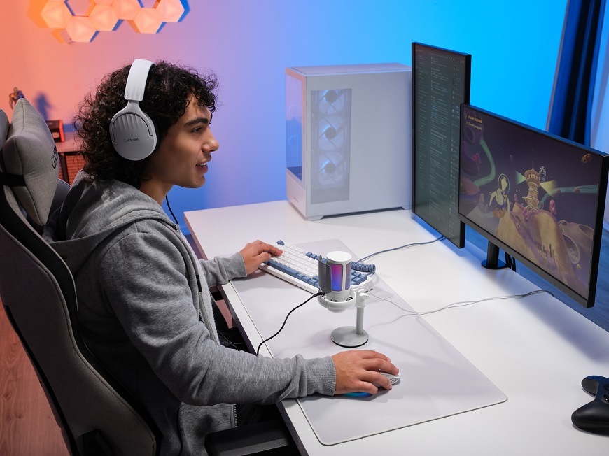 Mikrofon Trust GXT238 Auron, USB-C, RGB bílý Muž sedí u mikrofonu Trust GXT 238 Auron