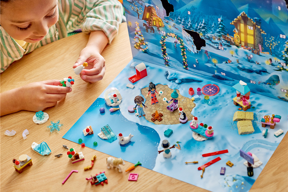 Děti s postavičkami a zvířátky LEGO Friends rozehrávají zimní příběhy podle vlastní fantazie.