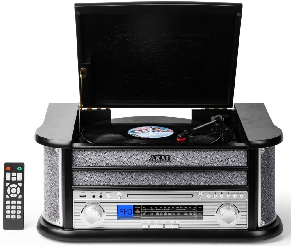 Gramofon AKAI ATT-350CC černý/stříbrný Retro věž Akai s otevřeným gramofonem, ovládacím panelem a přiloženým dálkovým ovladačem.