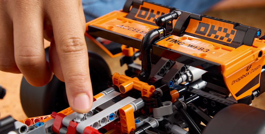 Stavebnice LEGO® Technic 42228 Auto McLaren MCL39 F1® Stavebnice umožňuje sestavit odpružení, řízení, diferenciál a další mechanismy inspirované skutečným monopostem.