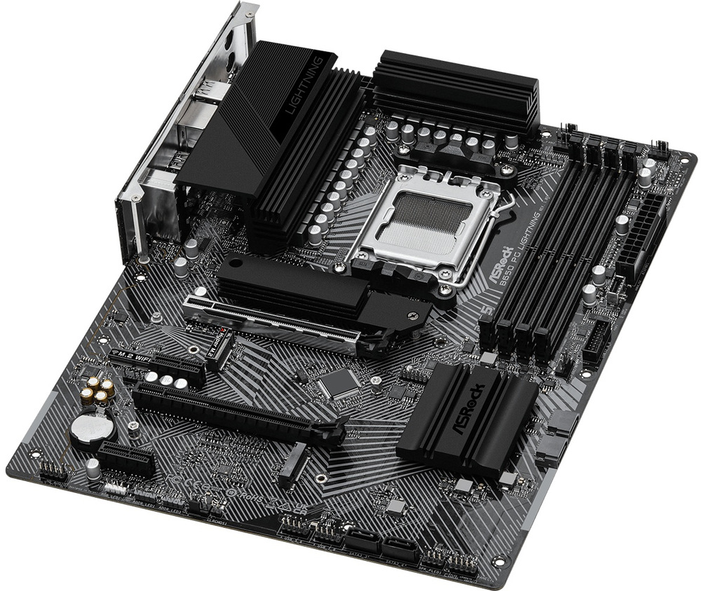 Základní deska ASRock B650 PG Lightning Pohled shora na desku. Na levé straně jsou shora vidět porty pro připojení externích zařízení. Uprostřed horní třetiny desky je místo pro usazení procesoru, vpravo od něj jsou 4 sloty pro DDR5. Tranzistory, chladiče...
