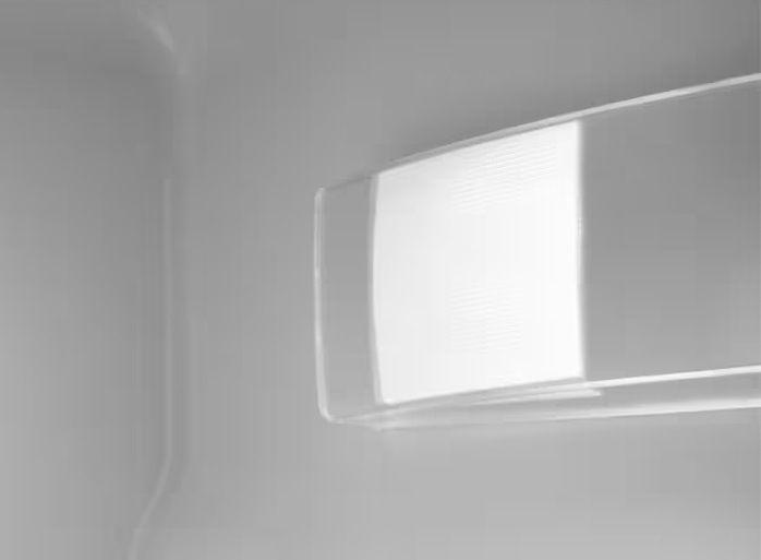LED osvětlení uvnitř lednice AEG.