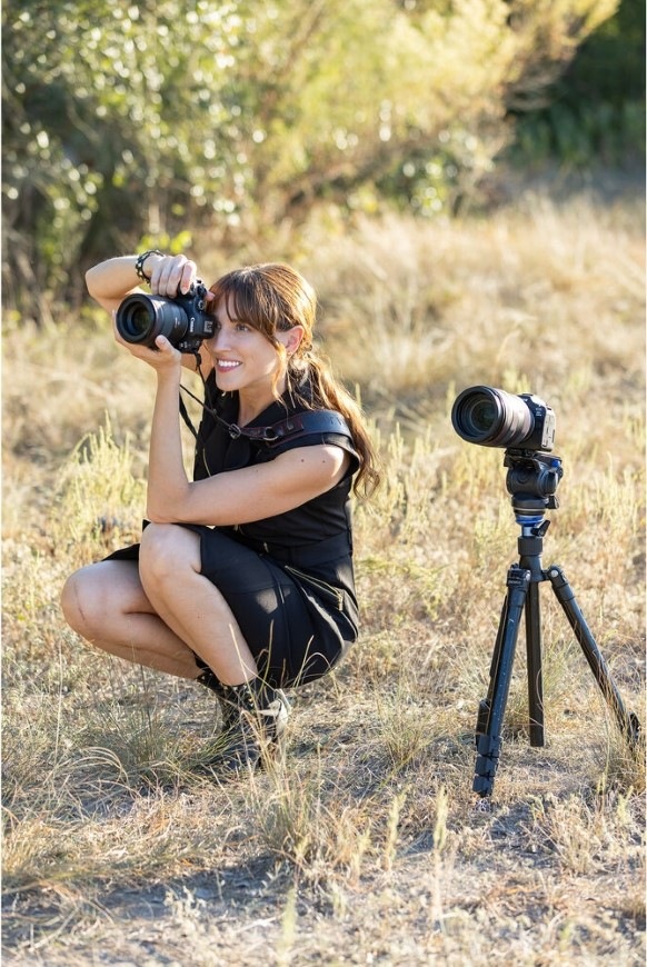 Digitální fotoaparát Canon EOS R6 Mark III + RF 24-105 mm f/4-7.1 IS STM černý Žena fotografující z ruky s fotoaparátem Canon EOS R6 Mark III se stabilizací
