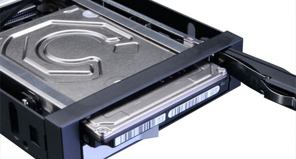 Rámeček AKASA Lokstor M21 2 x 2.5" SSD/SATA HDD Dock in 3.5" PC Bay černý Rámeček AKASA Lokstor M21 2 x 2.5" SSD/SATA HDD Dock in 3.5" PC Bay se připojuje do 3,5" pozice v počítači