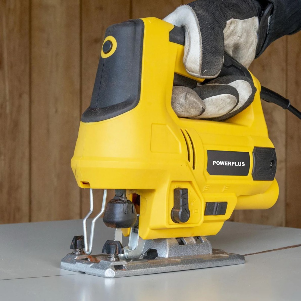 Přímočará pila POWERPLUS POWX0362 při řezání materiálu