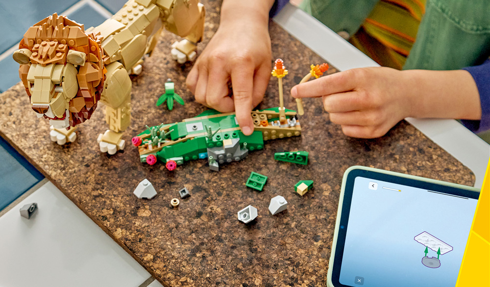 Jedna sada kostek LEGO umožňuje sestavit lva, lvici nebo dvojici lvíčat včetně scén z jejich přirozeného prostředí.