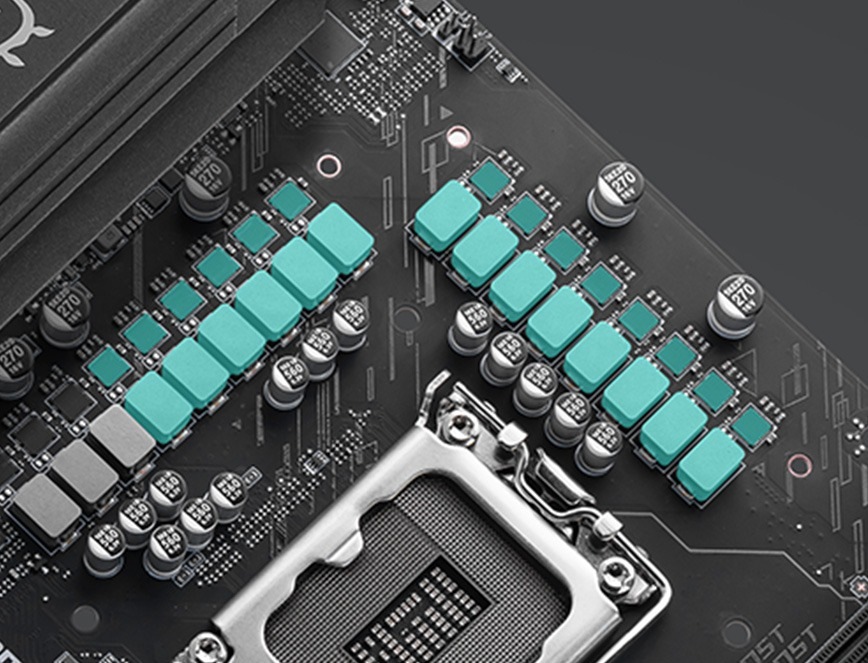 Základní deska MSI B860 GAMING PLUS WIFI Detail počítačové základní desky s paticí pro procesor obklopenou řadami kondenzátorů a zelenými chladiči.