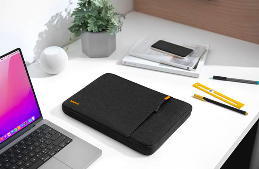 Pouzdro na notebook tomtoc Sleeve na 16" MacBook Pro a 15" MacBook Pro Retina - černé