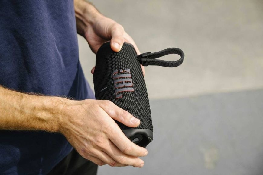 JBL Charge 6 lze ovládat skrze tlačítka na horní straně