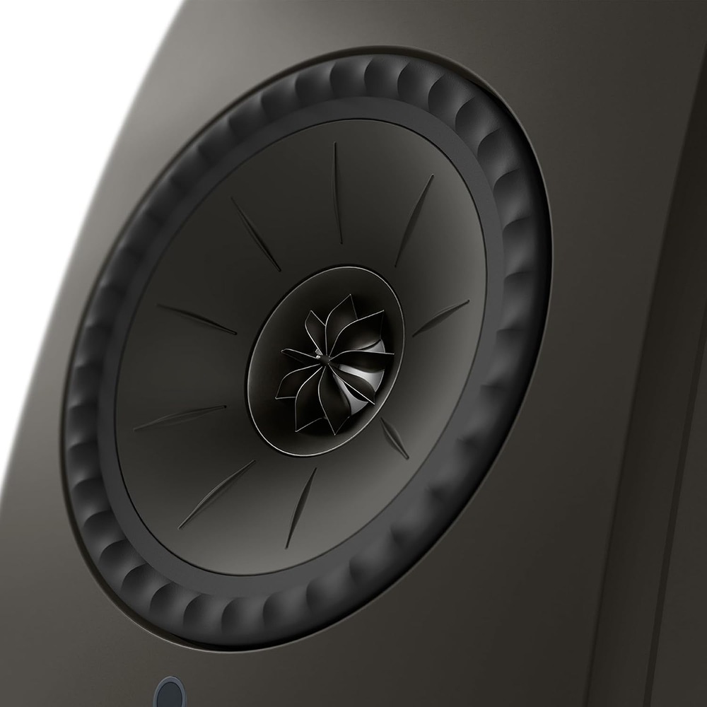 Reproduktory KEF LSX II LT (2 ks) černé Detail měniče Uni-Q u reproduktoru KEF LSX II LT s kovovým finišem.
