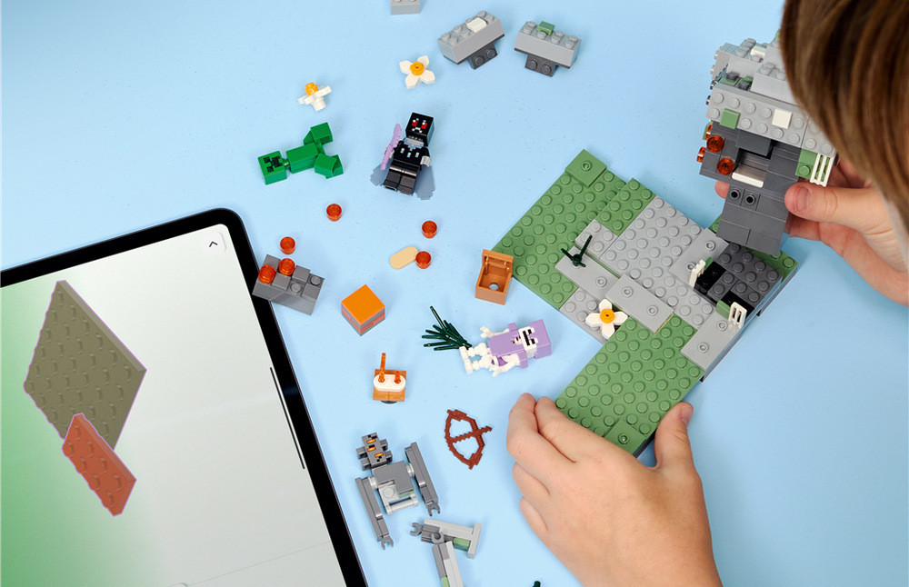 Stavebnice LEGO® Minecraft® 21586 Bledá zahrada 243 kostek a herní doplňky ze světa Minecraftu umožňují dětem scénu libovolně přestavovat a obměňovat.