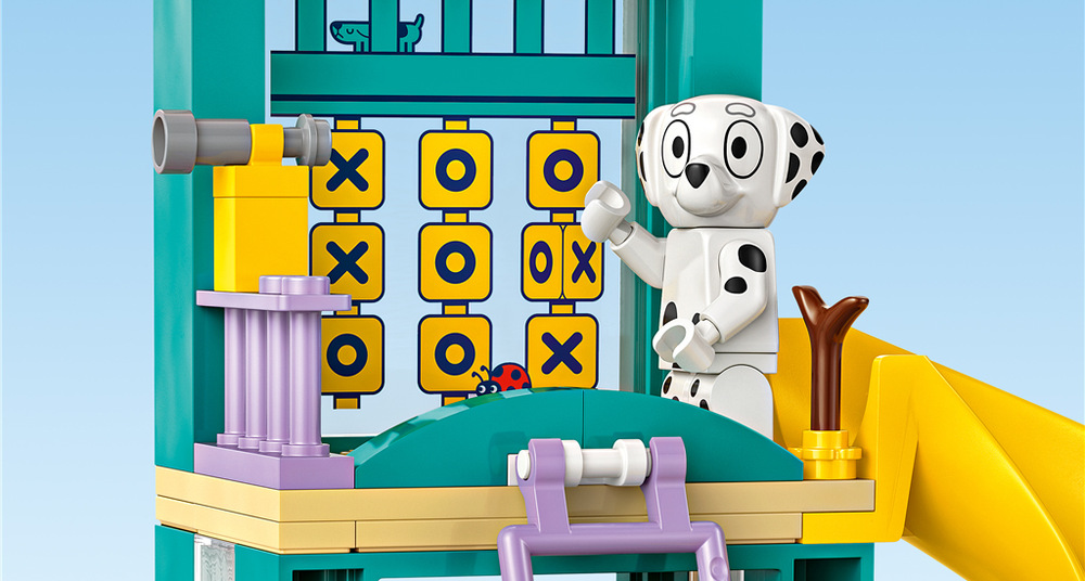 Stavebnice LEGO® Bluey 11201 Bluey, Chloe a zábava na hřišti Hotové hřiště mohou děti využít pro vlastní příběhy, propojit s dalšími stavebnicemi Bluey a užít si společné hraní.