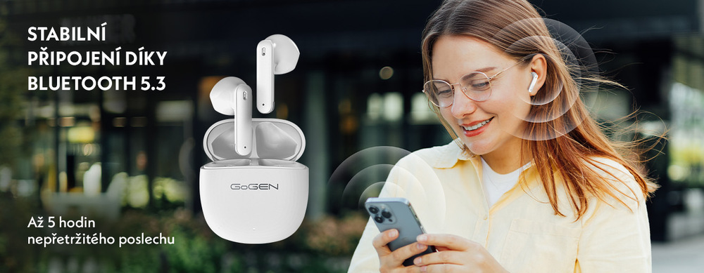 Sluchátka GoGEN TWS BAR evo 3 bílá Bílá bezdrátová sluchátka GoGEN TWS BAR evo 3 s nabíjecím pouzdrem a technologií Bluetooth 5.3. Žena se sluchátkem v uchu a telefonem v ruce. Text: Stabilní připojení a až 5 hodin nepřetržitého poslechu