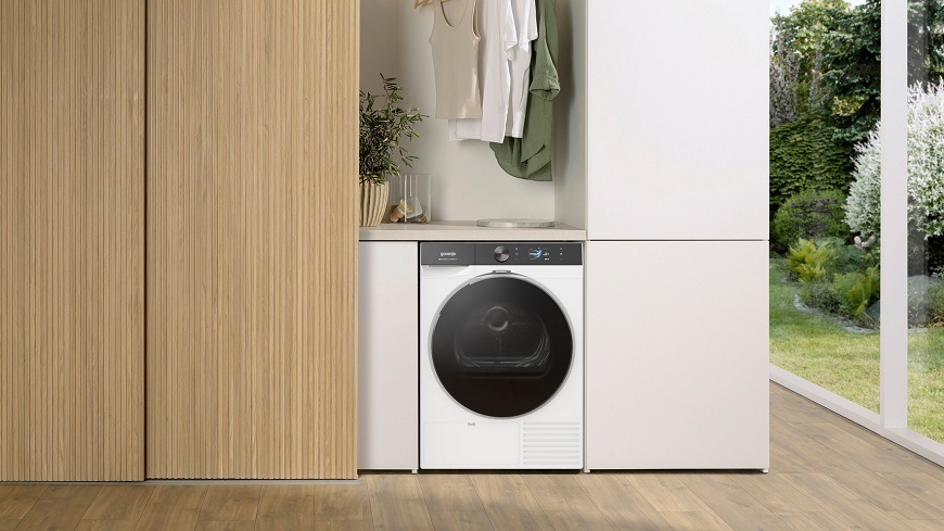 sušička Gorenje DG89BP v místnosti, visí nad ní prádlo