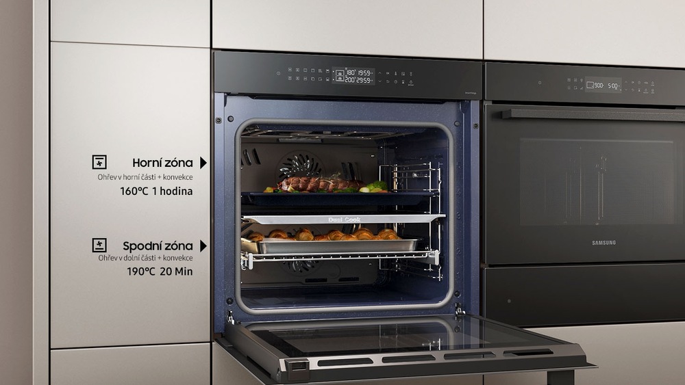 Otevřená trouba Samsung NV7B4455UAB/U3 v kuchyni - funkce Dual Cook