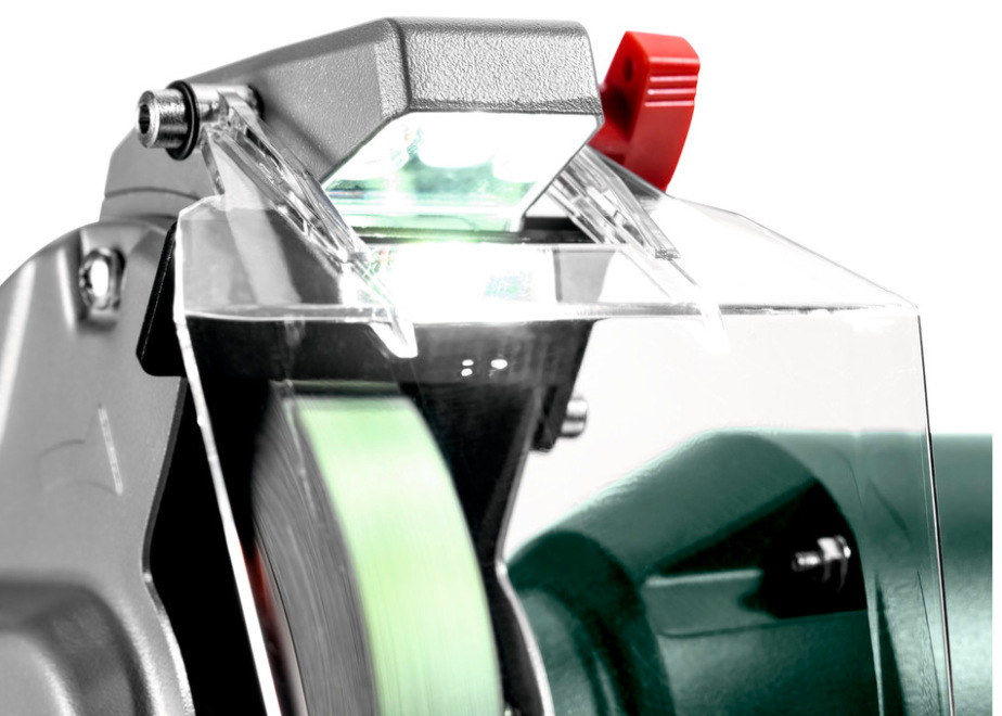 Detail integrovaného LED osvětlení a ochranného skla kotoučové brusky Metabo DS 150 Plus