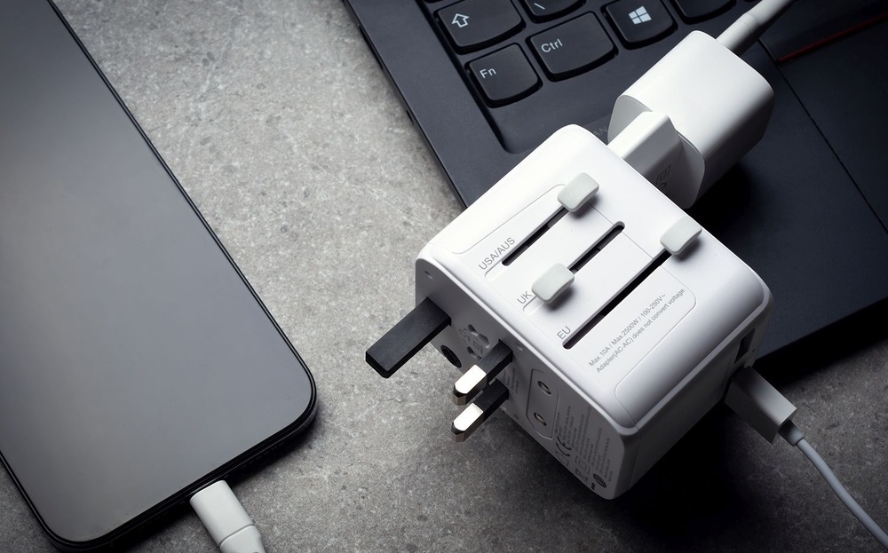 Cestovní adaptér FIXED Voyager pro EU, UK a USA/AUS, s 1xUSB-C a 2xUSB výstupem, GaN, PD 30W bílý FIXED FIXCT30-1C2A-WH