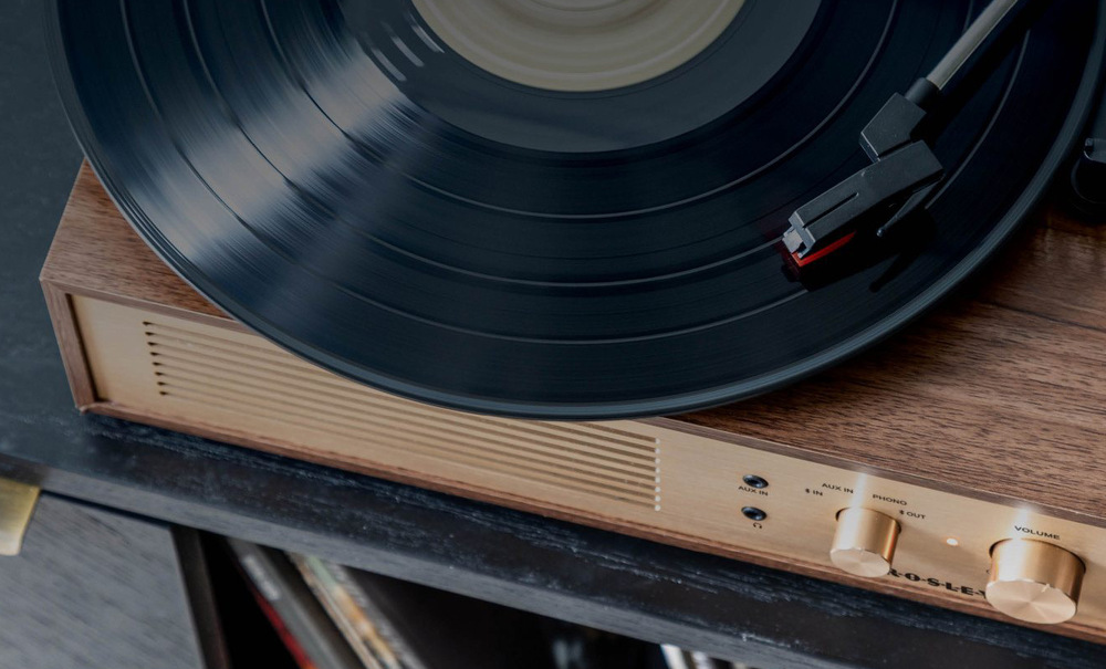 Gramofon Crosley Miles hnědý Integrovaný předzesilovač a sluchátkový výstup umožňují flexibilní a nerušený poslech hudby.