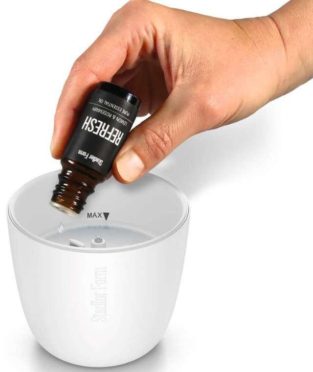 Přidávání esenciálního oleje do nádržky aroma difuzéru Stadler Form Zoe