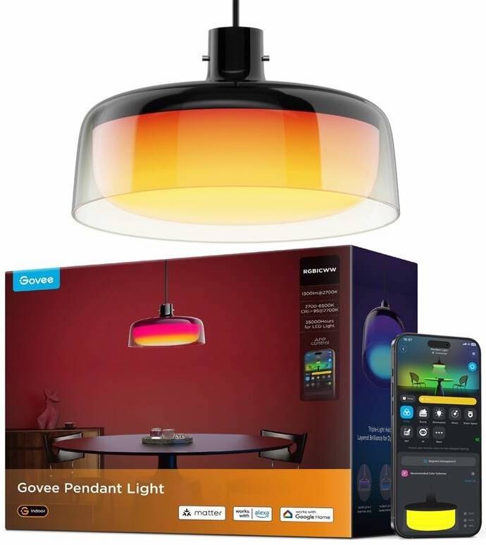 Produktová fotografie balení Govee Pendant Light RGBICWW s vyobrazeným lustrem, ikonami Matter, Alexa a Google Home a vedle položeným chytrým telefonem s otevřenou aplikací Govee