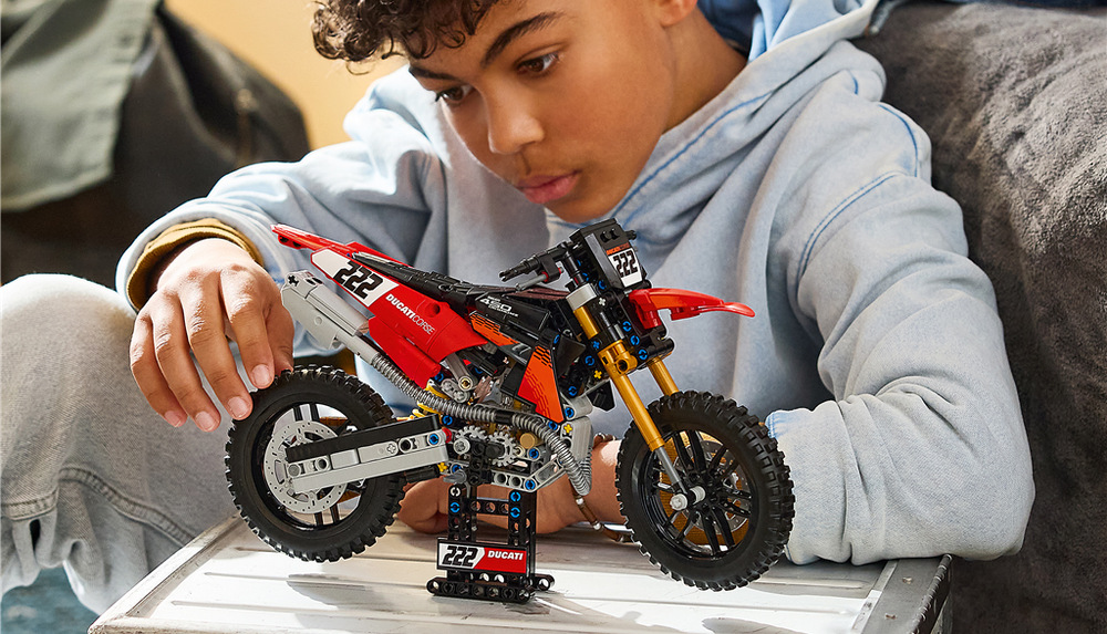 Stavebnice LEGO® Technic 42238 Motorka Ducati Desmo450 MX Factory Stavebnice se 457 dílky nabízí dětem od 10 let spojení stavění, techniky a motokrosového hraní.