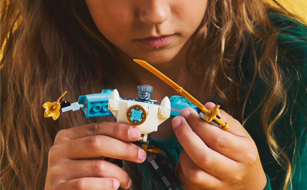 Stavebnice LEGO® NINJAGO® 71827 Zaneův bojový robotický oblek Pohyblivý robot se třemi minifigurkami umožňuje přehrávat známé bitvy i vymýšlet vlastní mise.