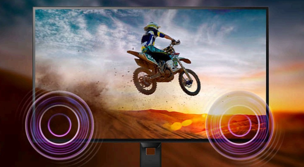Zapnutý monitor Philips 24E1N1200A zobrazující motorkáře a zapnuté reproduktory