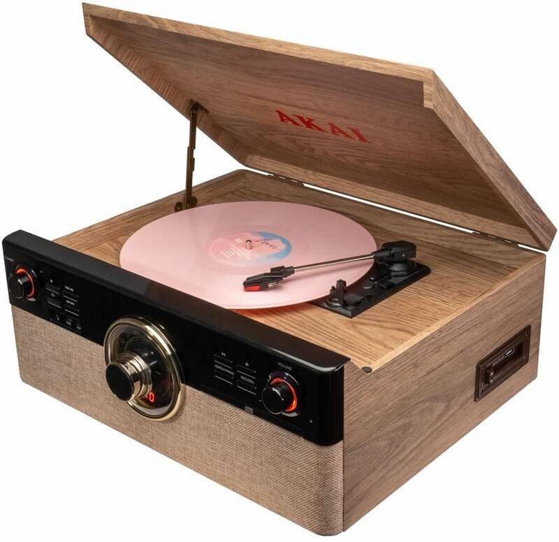 Gramofon AKAI ATT-300CC Retro s otevřeným víkem, dřevěný dekor, vinylová deska na talíři a ovládací panel s LED podsvícením