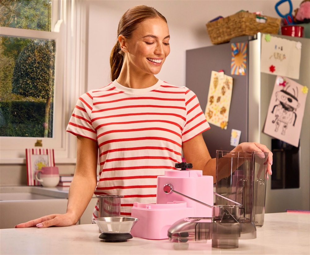 Odšťavňovač RUSSELL HOBBS Juice Luxe Raspberry 28771-56 růžový Žena používá odšťavňovač Russell Hobbs Juice Luxe