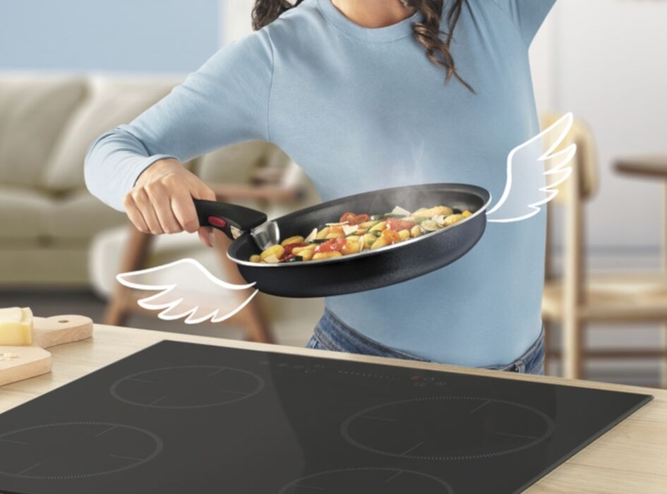 Žena vaří na lehké pánvi ze sady nádobí Tefal L7239223 So'Light Ingenio