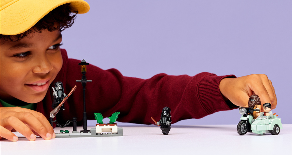 Hagridova létající motorka s postranním vozíkem je prvním modelem jeho motocyklu v měřítku minifigurek LEGO.