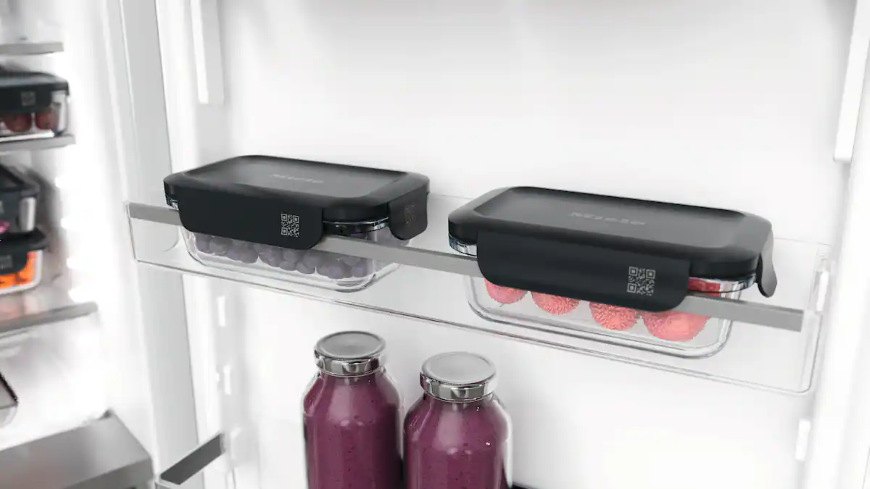 Dóza na potraviny Miele Gourmet Box (velikost M) Dva Miele Gourmet Boxy v přihrádkách ve dveřích lednice
