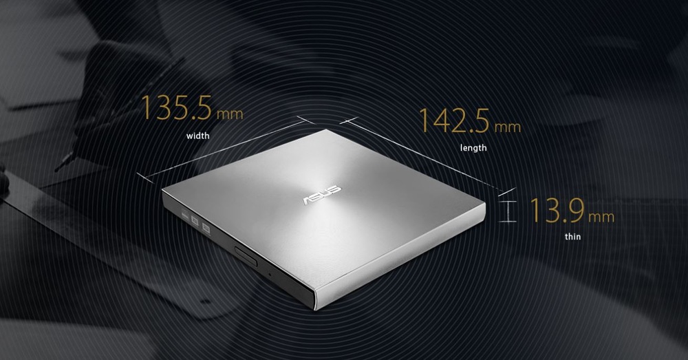 Elegantní externí vypalovačka Asus s kovovou povrchovou úpravou je umístěn uprostřed tmavého pozadí s vlnitým vzorem. Jeho rozměry, šířka 135,5 mm, délka 142,5 mm a tloušťka 13,9 mm, jsou zvýrazněny zlatým textem, který zdůrazňuje její štíhlý design.