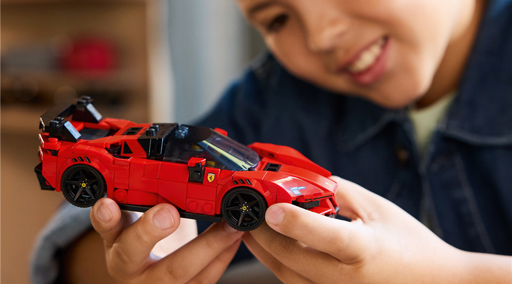 Z 339 dílků LEGO postupně vzniká nízká silueta Ferrari SF90 XX Stradale vhodná pro stavitele od devíti let.
