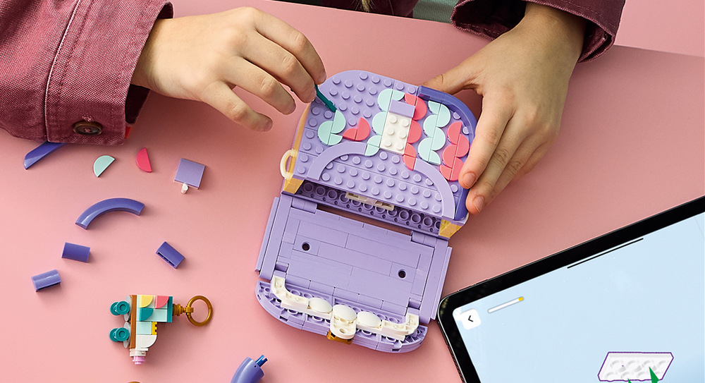 Z jedné sady kostek LEGO lze vytvořit kabelku, kufr nebo úložný box podle aktuální nálady.