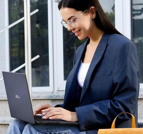 Žena pracující na notebooku ASUS ExpertBook B1 při práci mimo kancelář