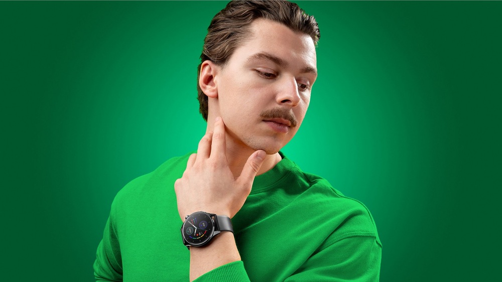 AMOLED displej 1,43 nabízí ostrý obraz Always On režim bohaté ciferníky a odolnost IP68 pro každodenní použití