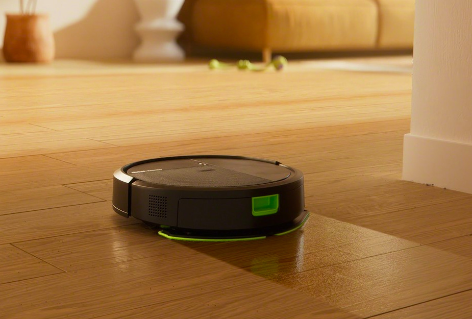 Robotický vysavač iRobot Roomba 115 Combo vytírá dřevěnou podlahu v obývacím pokoji