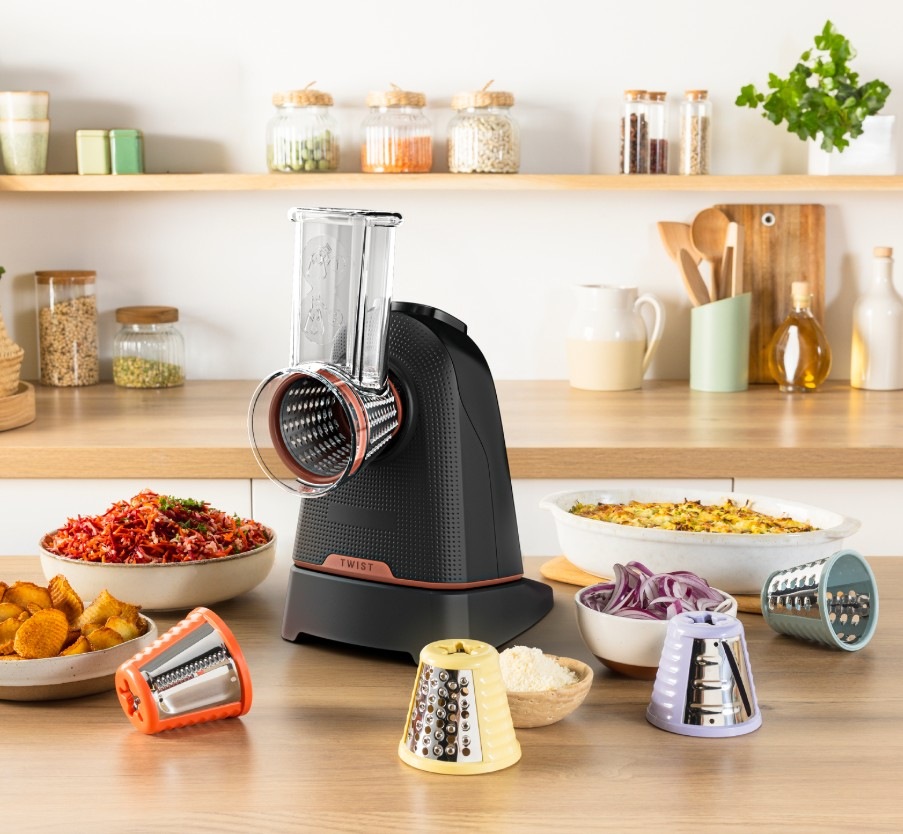Elektrický strouhač Tefal Fresh Express Twist DN8658E0 černý Kuchyňský strouhač Tefal DN8658E0 Fresh Express Twist na kuchyňské lince s nástavci a s jídlem