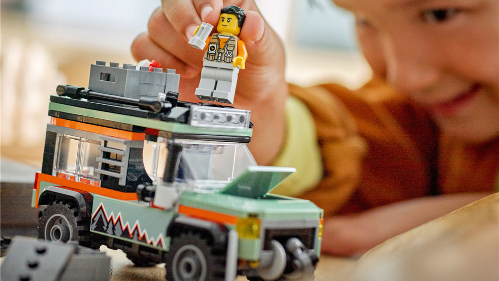 Stavebnice LEGO® City 60447 Terénní horské nákladní auto 4x4 Bohaté vybavení včetně nářadí, mapy, kompasu, dalekohledu a minifigurky dobrodruha rozšiřuje možnosti hraní.