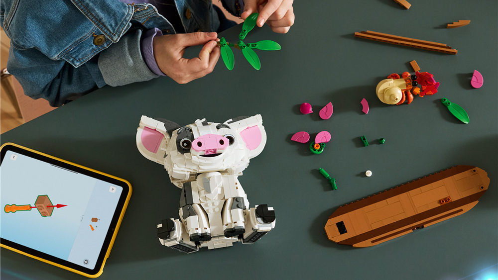 Stavebnice LEGO® │ Disney 43292 Pua 885 dílků vytvoří přes 20 cm vysoký model Puy, který poslouží jako hračka i dekorace s měnitelnou pózou.