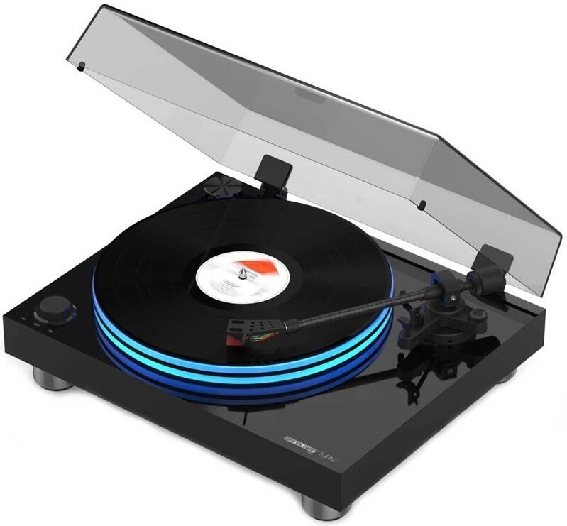 Gramofon Reloop Turn 7 s otevřeným kouřovým krytem, černým klavírním šasi, akrylátovým talířem s modrým LED podsvícením a přehrávanou vinylovou deskou