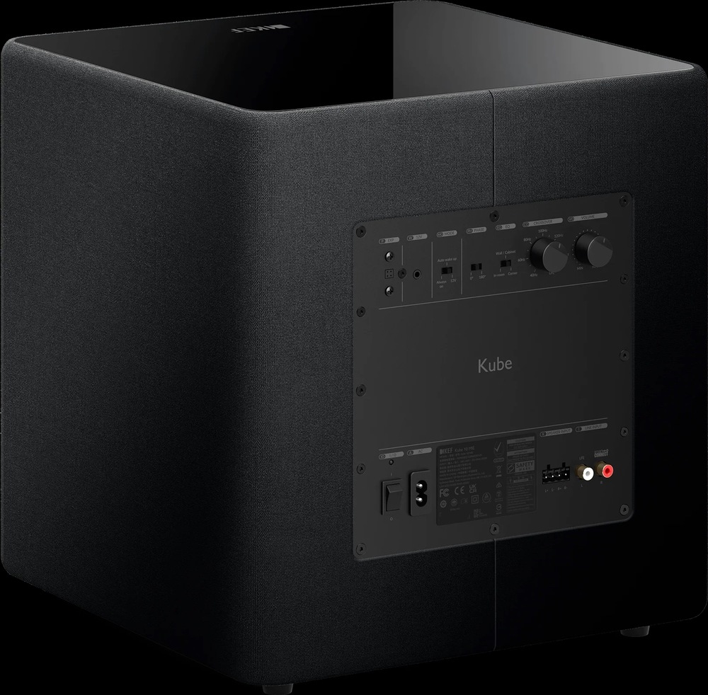 Subwoofer KEF Kube 10 MIE (1 ks) černý Černý subwoofer KEF Kube 10 MIE zezadu s ovládacími prvky, vstupními konektory, vypínačem a napájecí zásuvkou.