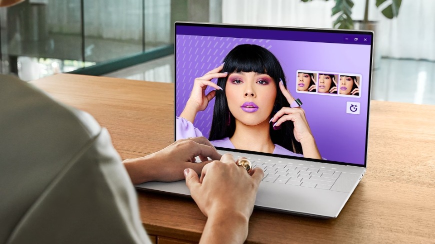 Notebook Dell 16 Premium DA16250 stříbrný Ženské ruce při tvorbě grafiky na notebooku Dell 16 Premium DA16250