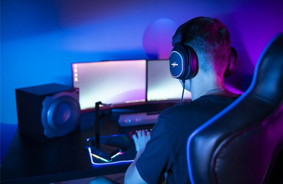 Na kabelu headsetu Hama uRage SoundZ 800 7.1 V2 se nachází ovládání hlasitosti a mikrofonu