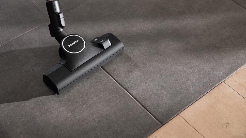 Podlahový vysavač Miele Guard L1 Comfort titanový