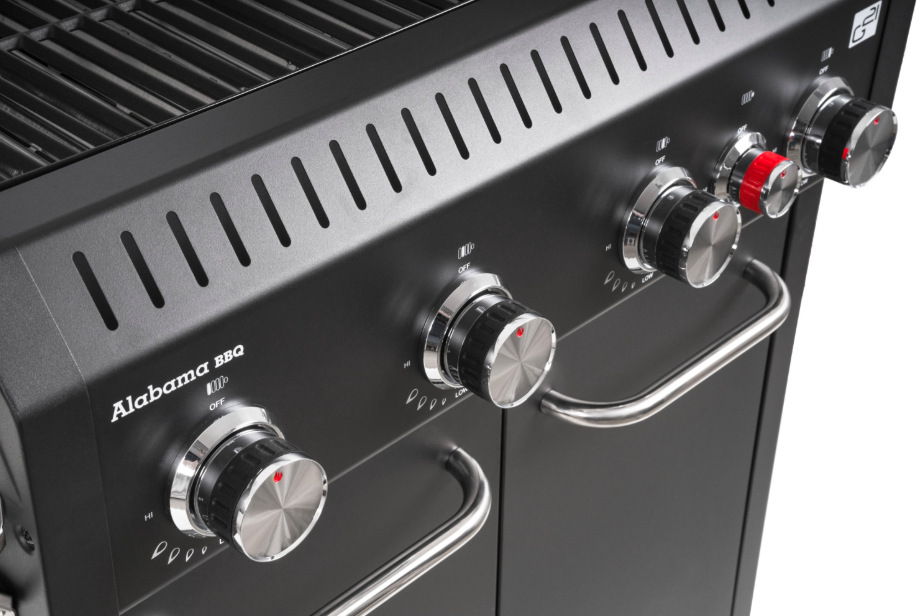 Gril G21 Alabama Black BBQ Premium Line při přípravě pokrmů na zahradní oslavě