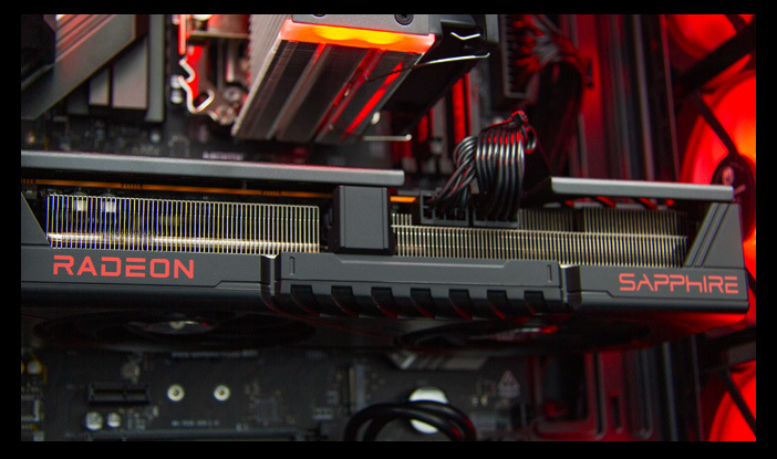 Herní počítač HAL3000 MČR Finale Pro černý Detailní záběr vnitřku počítače s grafickou kartou Radeon Sapphire nainstalovanou na základní desce s červeným LED podsvícením, vyzařující high-tech herní atmosféru.